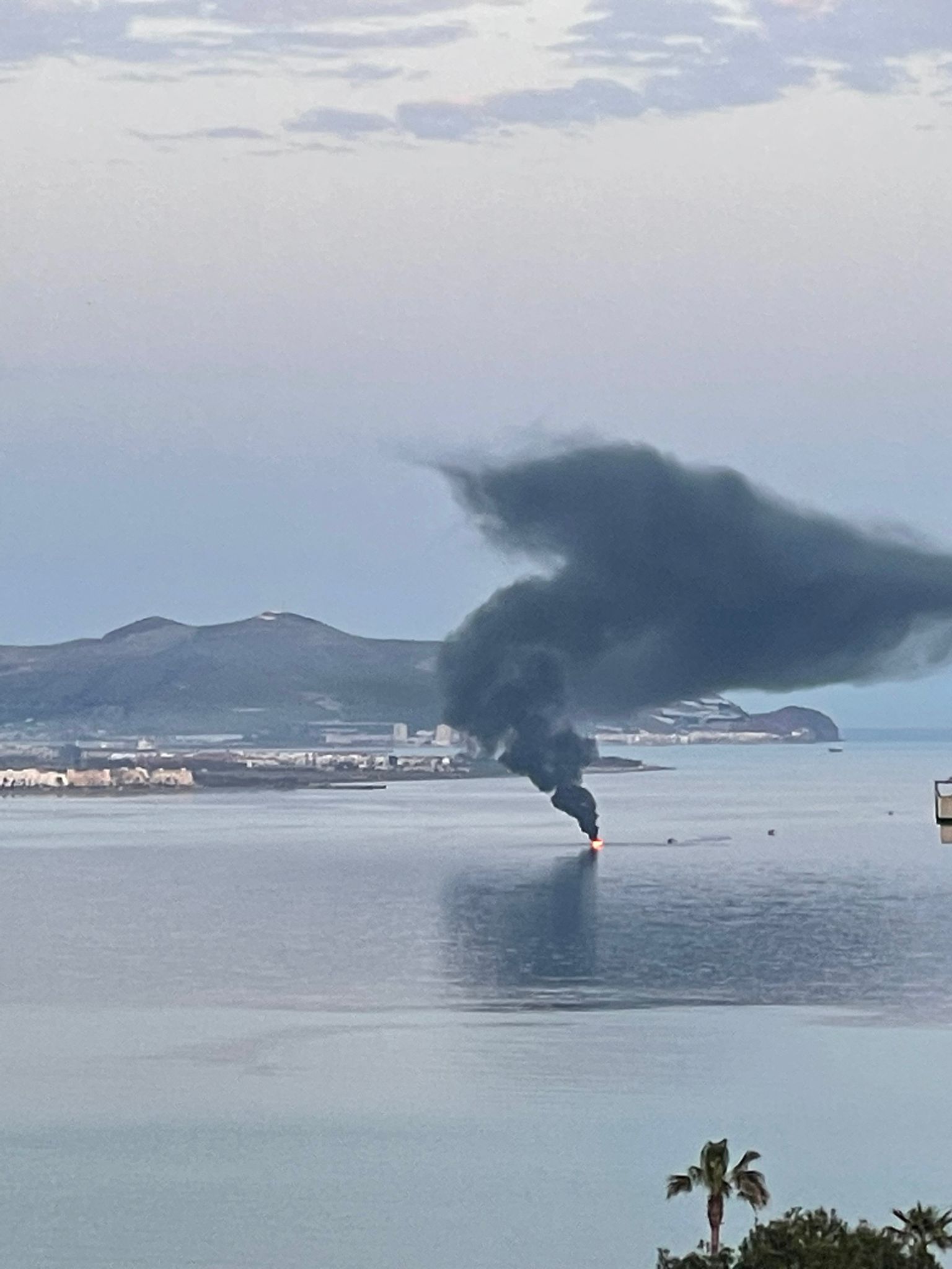 Arde una embarcacin de recreo frente a la playa de Salobrea sin vctimas ni daos personales.